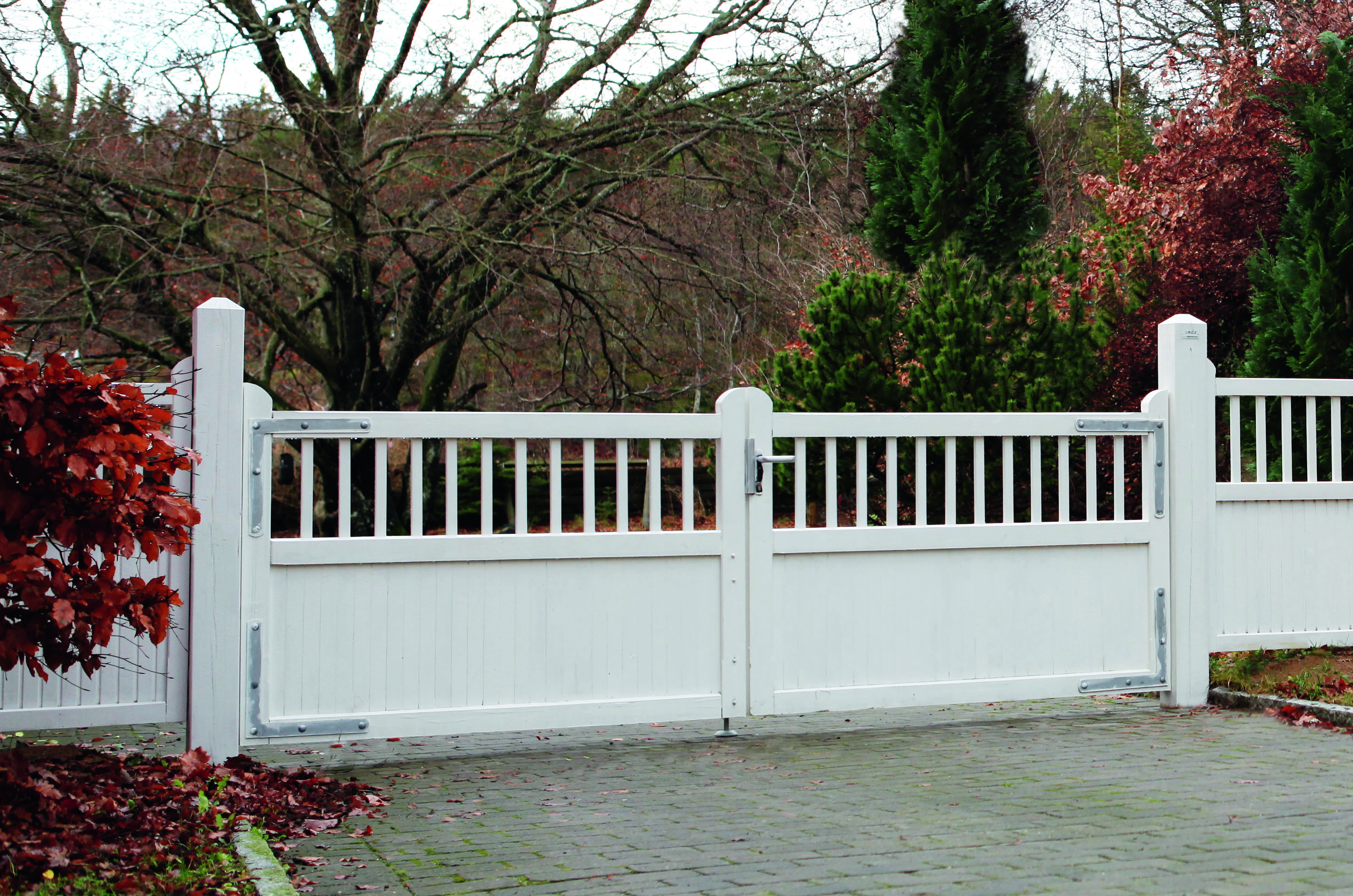 Eine Doppeltür im schönen Country Garden Design. In diesem Fall ist die Tür weiß lackiert