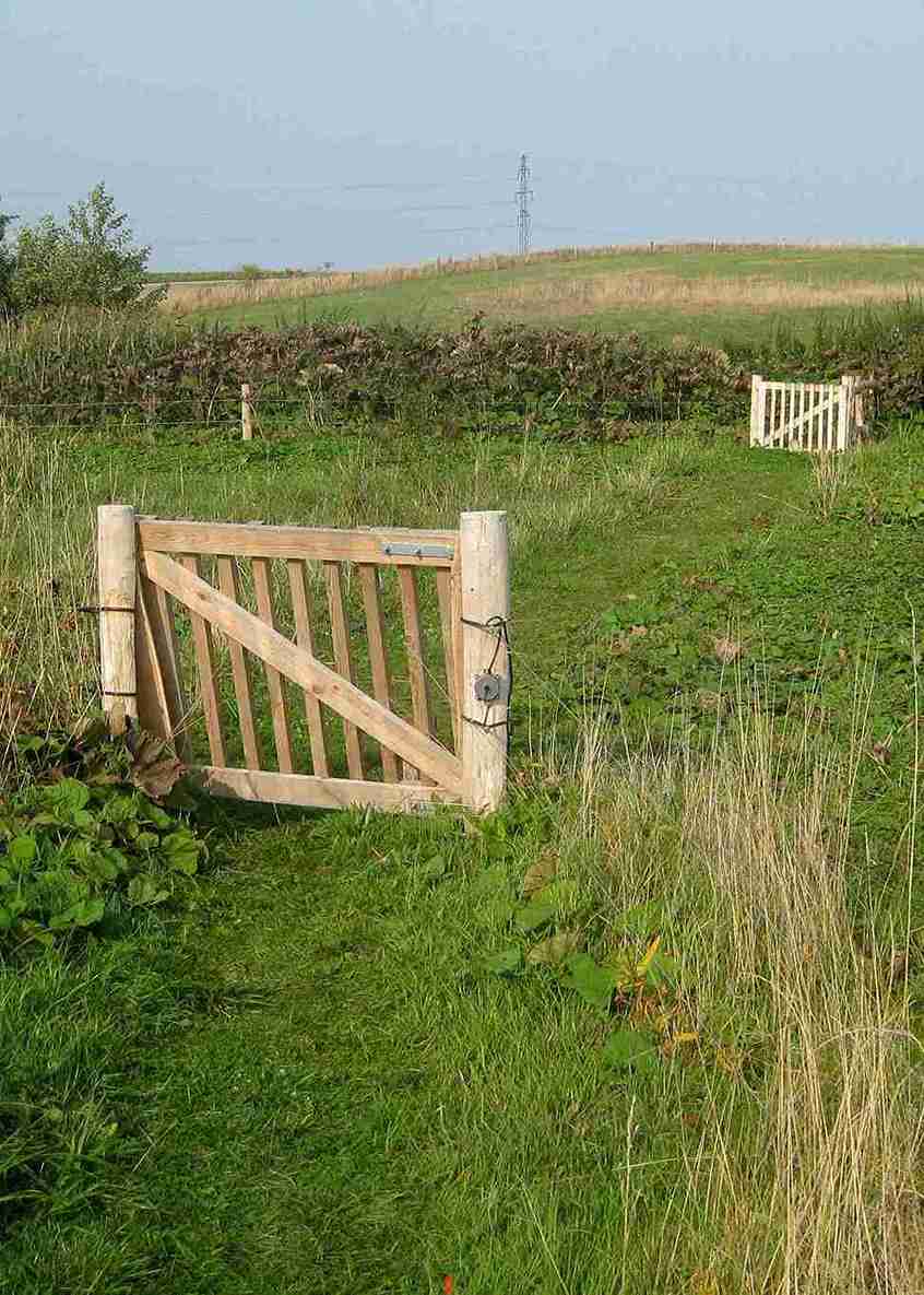 Im Vordergrund befindet sich eine Klapptür und im Hintergrund eine weitere Klapptür