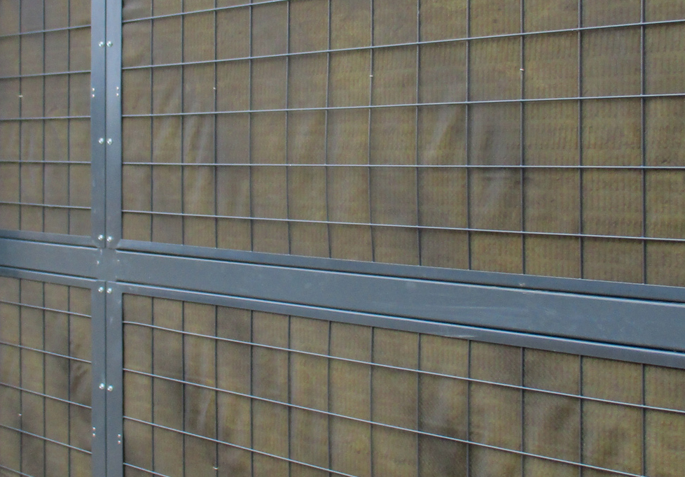 Noistop Steel Lärmschutzzaun in Schwarz RAL 9005.