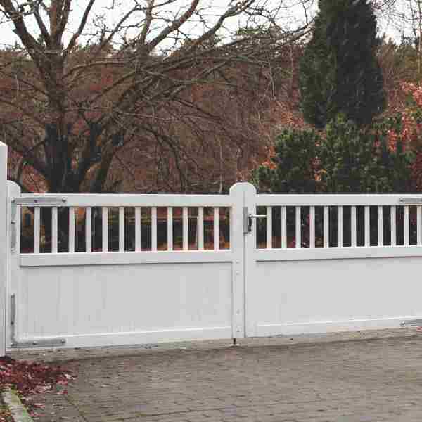 Eine Doppeltür im schönen Country Garden Design. In diesem Fall ist die Tür weiß lackiert