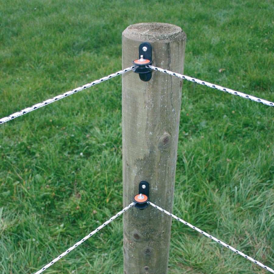 Ein Rollenisolator wird am Eckpfosten eines Elektrozauns montiert, um den Elektrodraht zu fixieren.