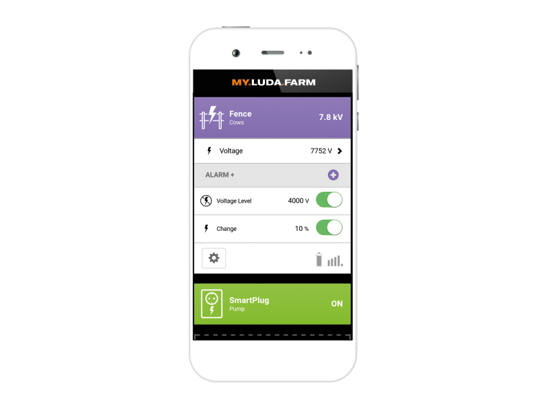 Smartphone mit der Poda FenceAlarm-App, die Zaunspannung, Alarme und eine SmartPlug zur Fernsteuerung anzeigt.