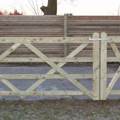 Ein Country Farmer Tor wird in einem Garten installiert