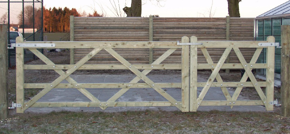 Ein Country Farmer Tor wird in einem Garten installiert