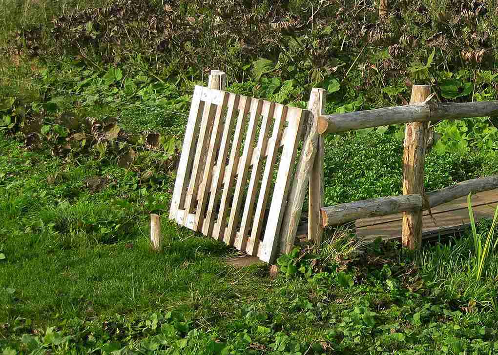 Klapptor führt zur Brücke mit Geländer
