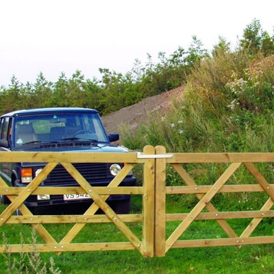 Ein Auto geparkt hinter einem geschlossenen Country Farmer Tor