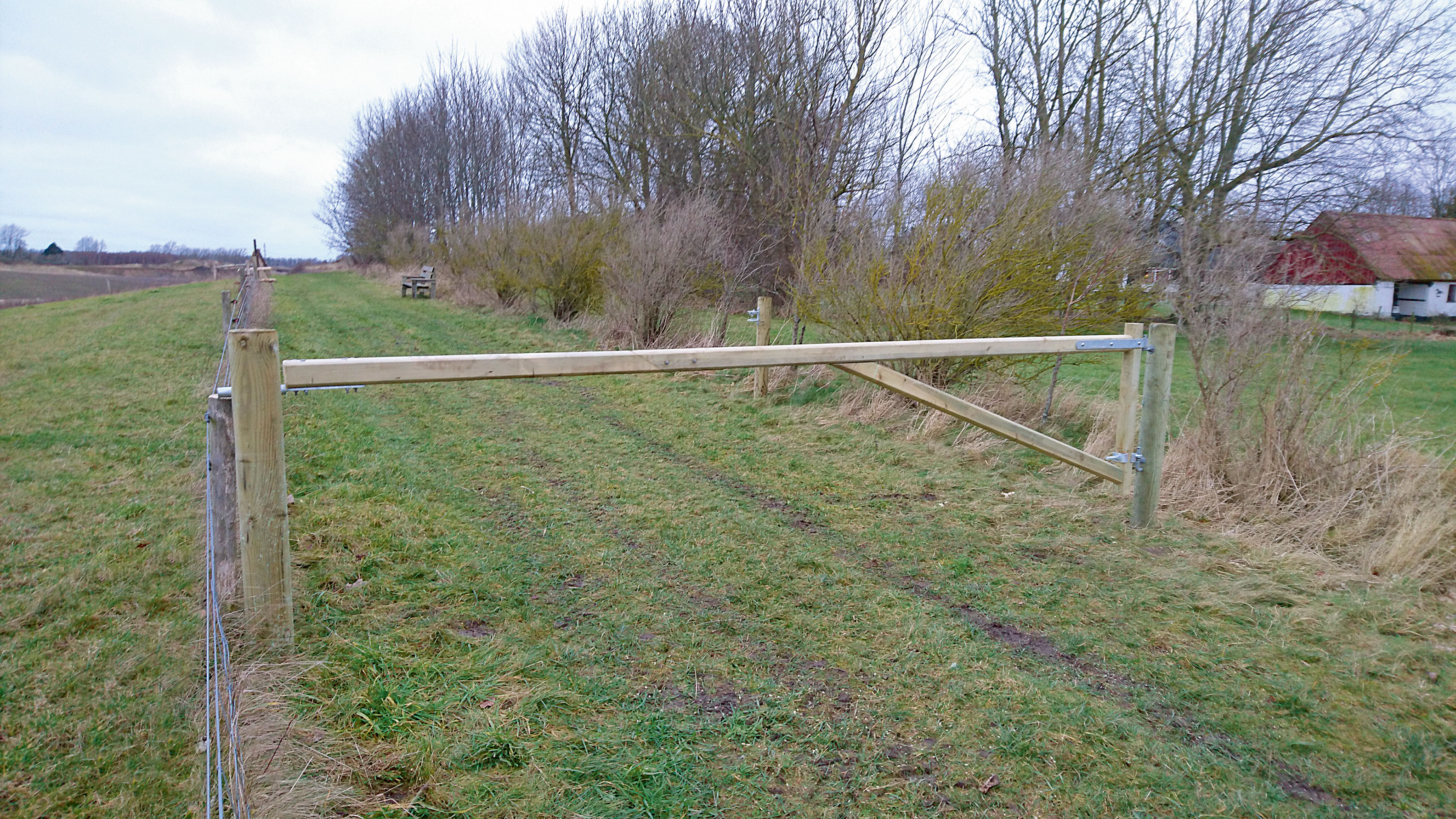 Die klassische Wegschranke aus Holz
