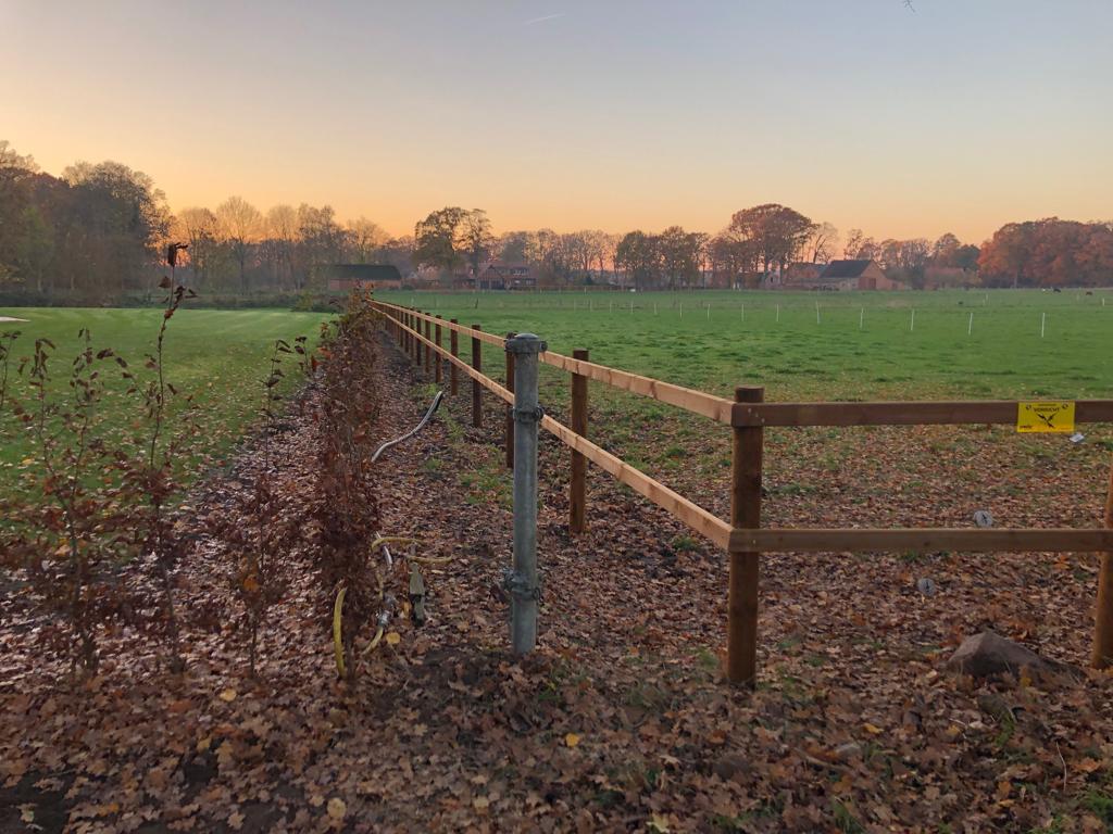 Großes schönes Gehege in Ohio mit Sonnenuntergang im Hintergrund.