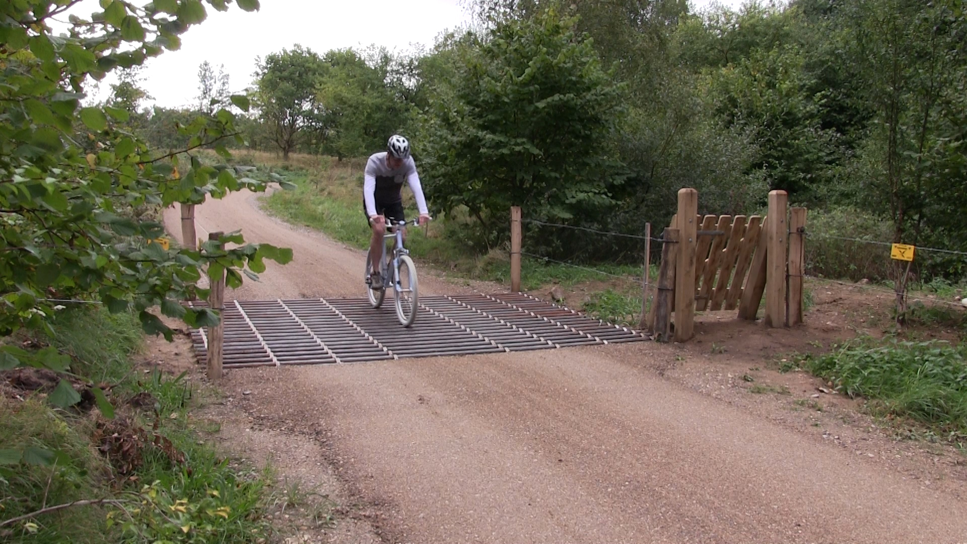 Ein Radfahrer überfährt eine Weiderost