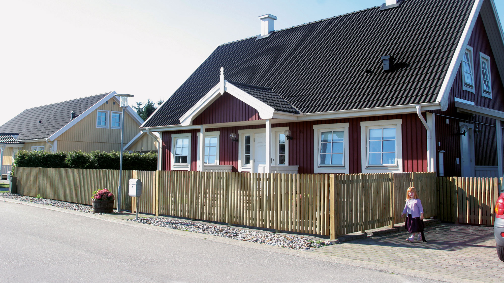 Der Terndrup-Zaun umrahmt einen Garten für die Sicherheit der Familie