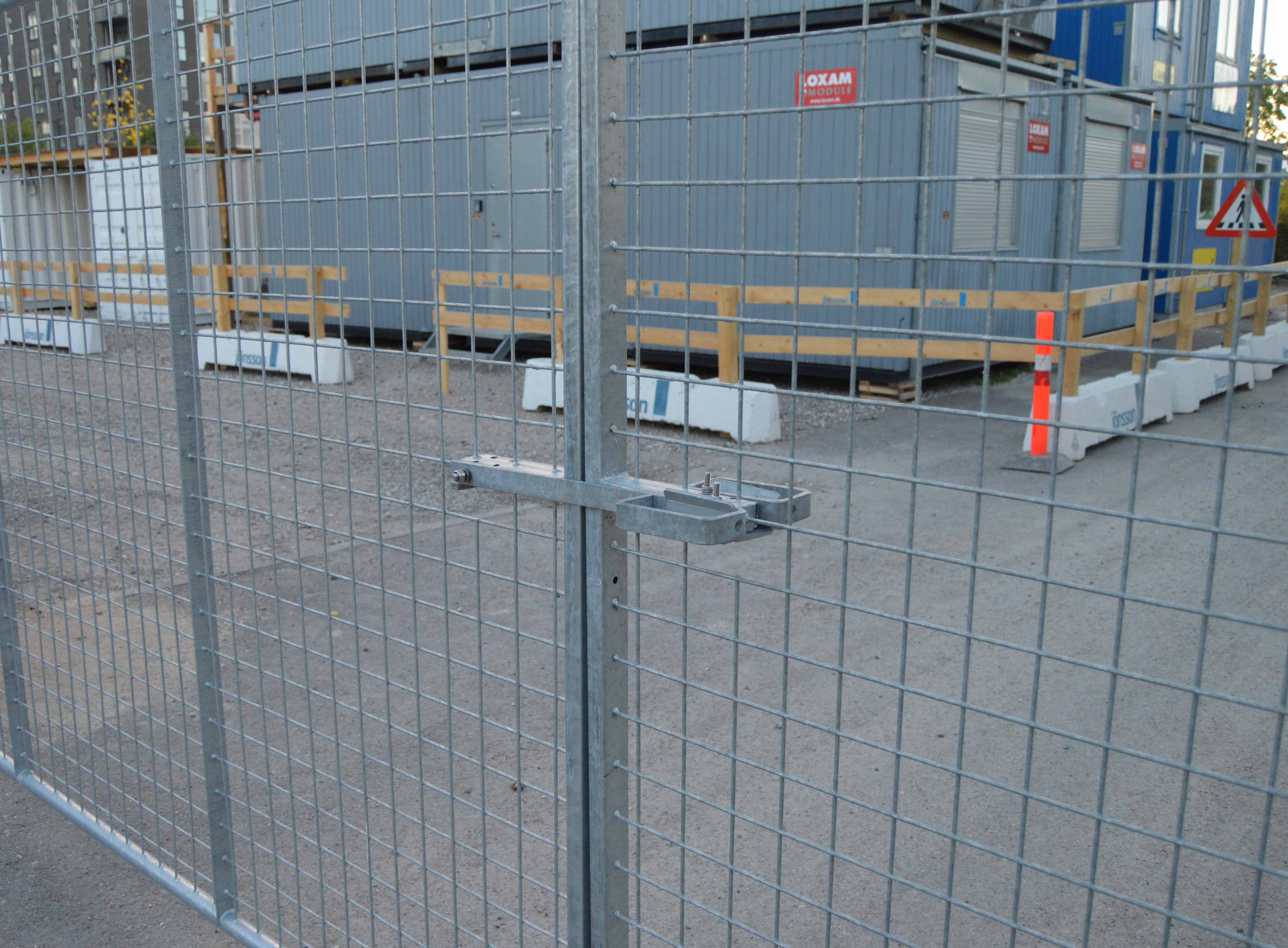 Eine Nahaufnahme eines Leichtgewichtstors mit Gitter, das die Sicherheit auf der Baustelle erhöht