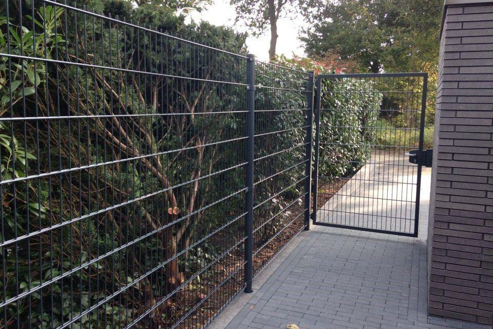 Ein Zaun aus Doppelstabmattenzaun wird mit einem schönen Tor im gleichen Design abgeschlossen.
