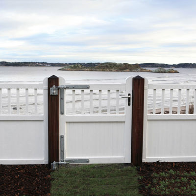 Im Vordergrund befindet sich das Tor des Country Garden. Im Hintergrund befindet sich ein See
