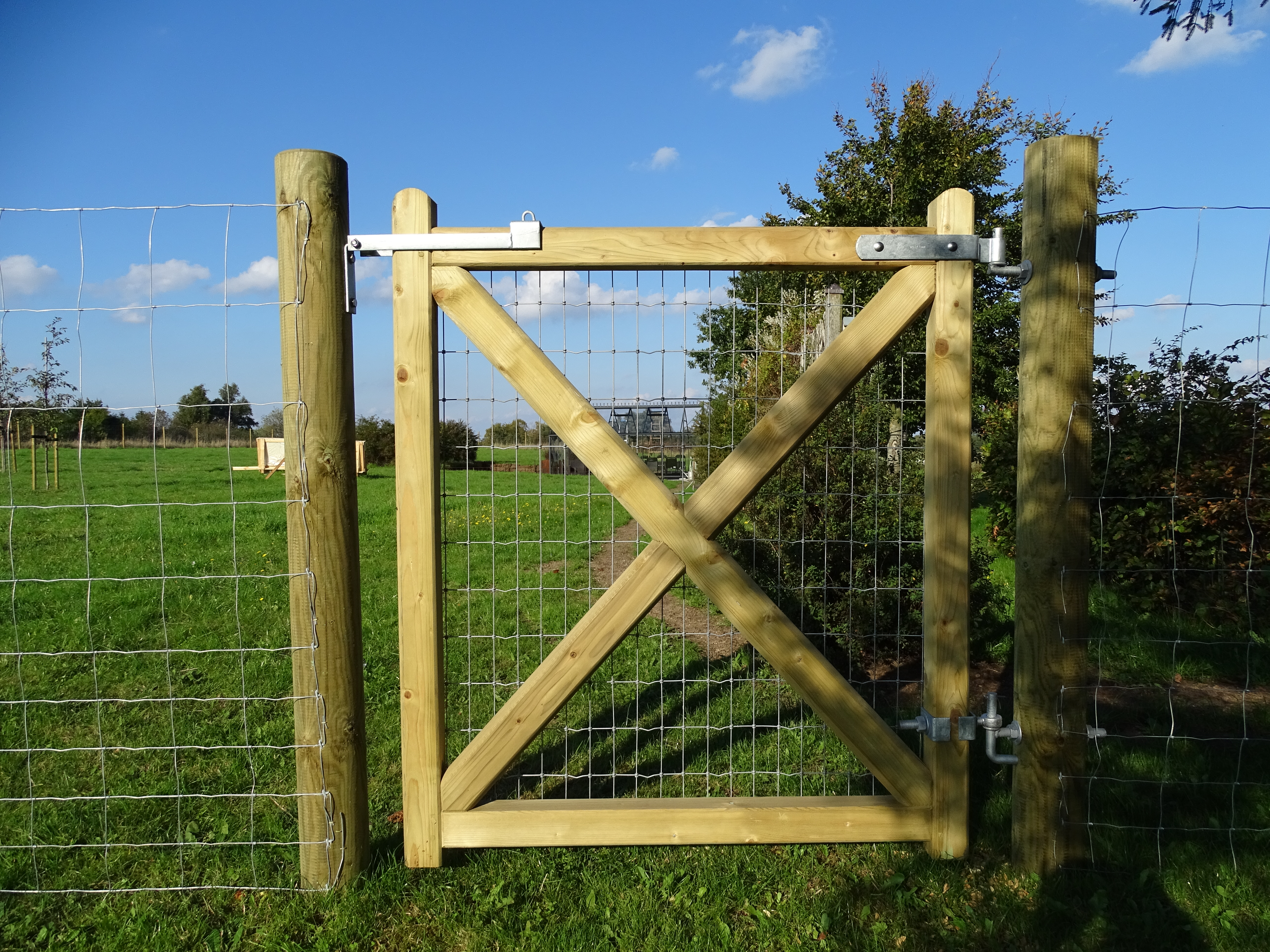 Ein Country Estate Tor wird als Ein- und Ausgang zu einer Grünanlage installiert
