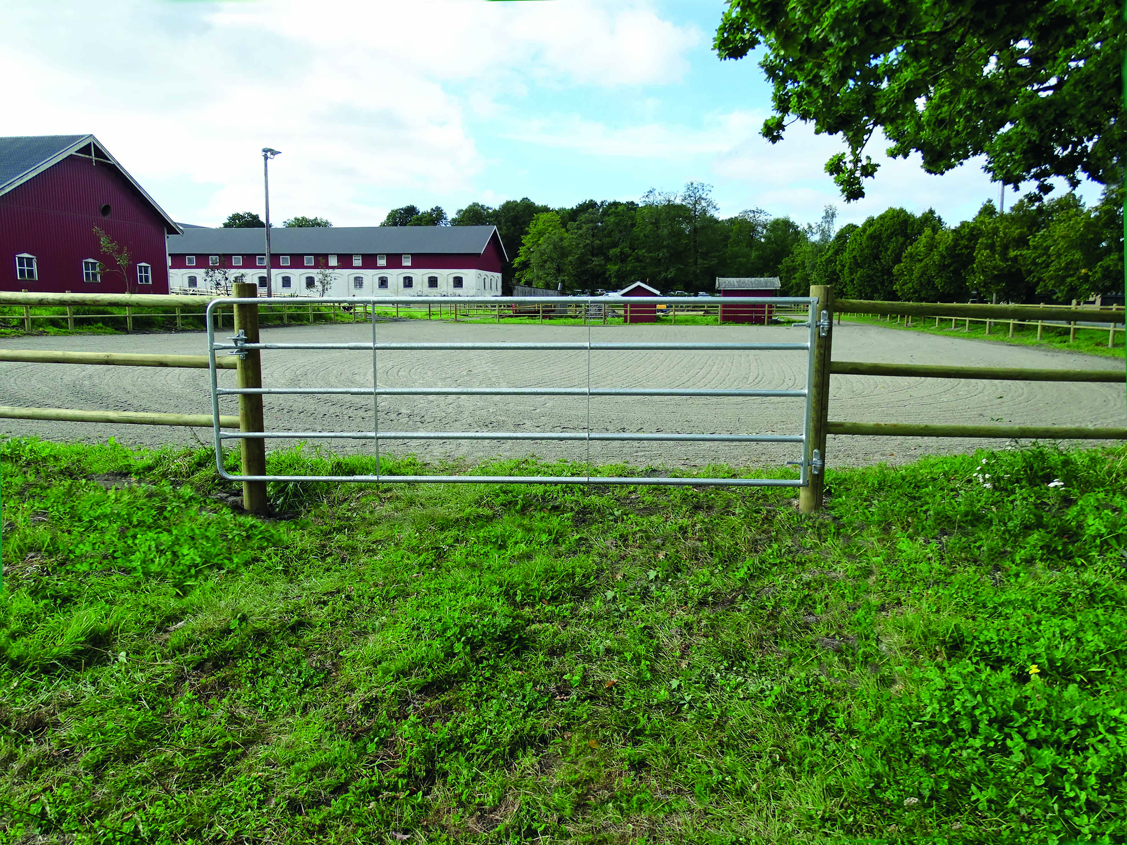 Hinter einer ausziehbaren Tür befindet sich ein Reitplatz