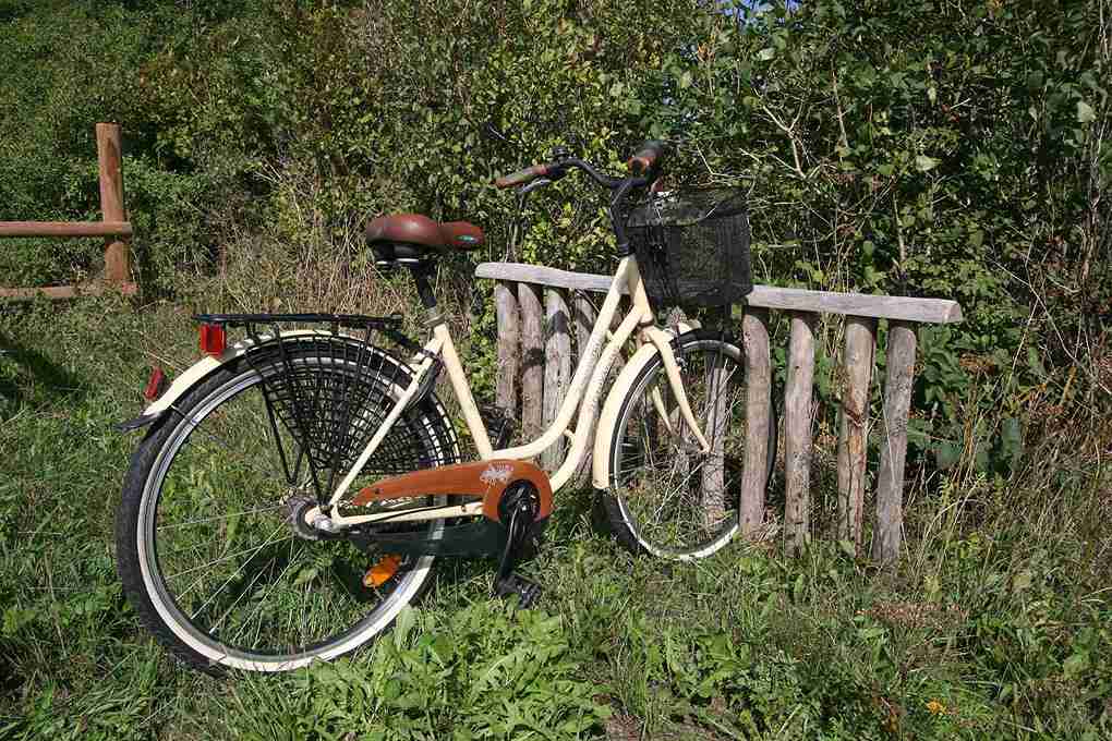 Der Fahrradständer aus Holz ist eine schöne und natürliche Lösung