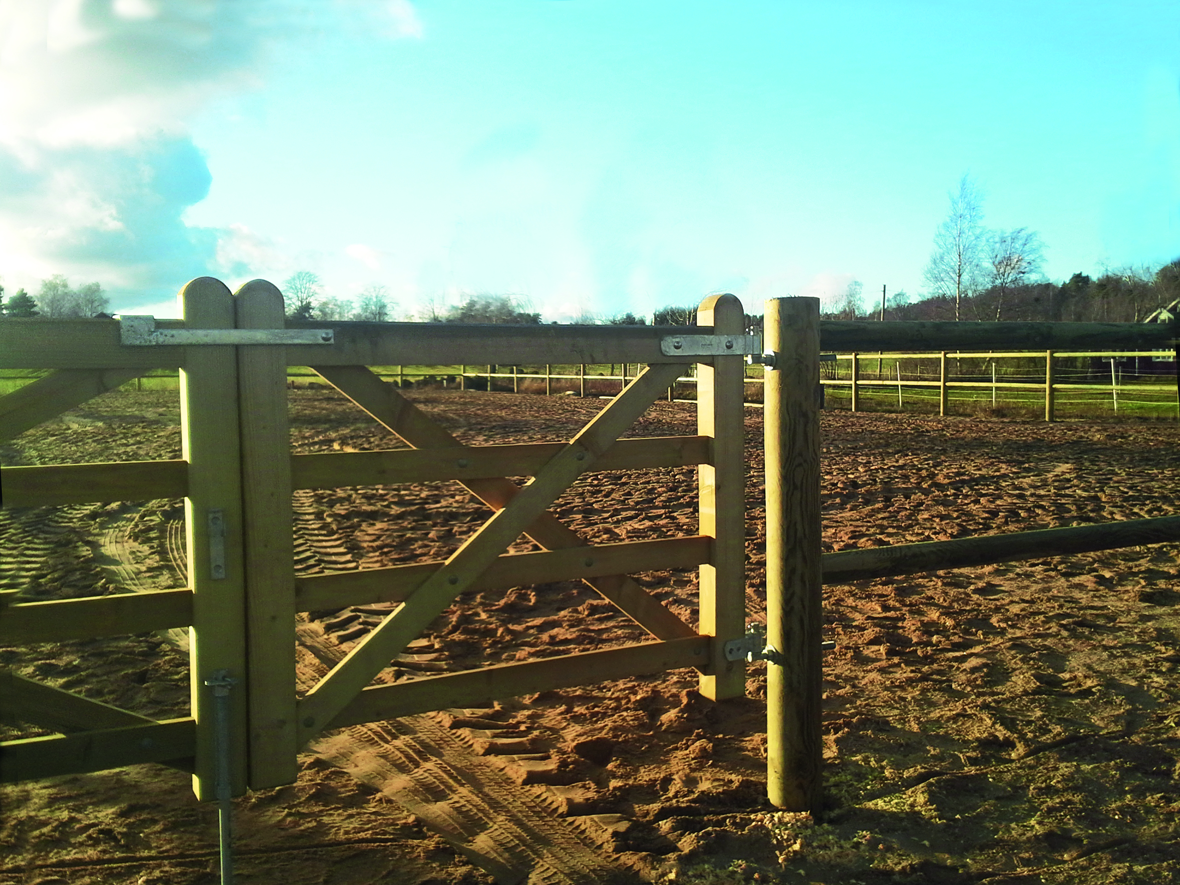 Als Ein- und Ausgang zu einem Reitplatz gibt es ein Country Farmer Tor