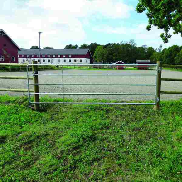 Hinter einer ausziehbaren Tür befindet sich ein Reitplatz