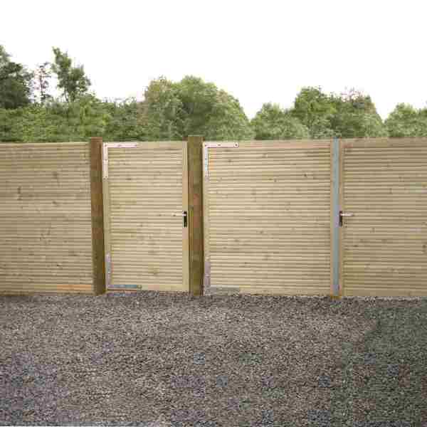 Eine Doppeltür und ein Tor im schönen Lund-Design