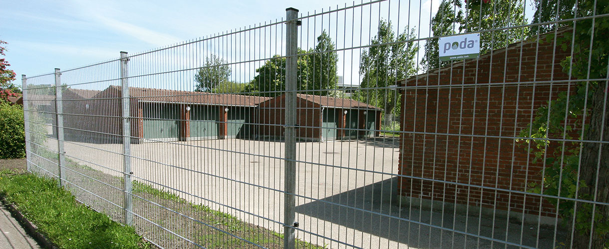 An einer Polizeiakademie wurde ein grauer Doppelstabmattenzaun installiert, um die Sicherheit zu erhöhen