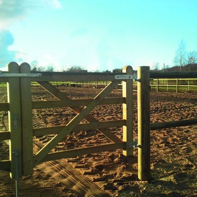 Als Ein- und Ausgang zu einem Reitplatz gibt es ein Country Farmer Tor
