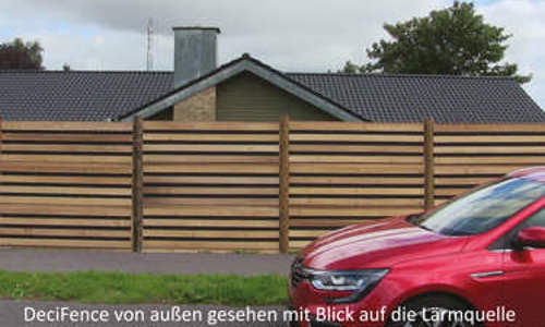 DeciFence von der Außenseite des Zauns gesehen, der zur Lärmquelle zeigt