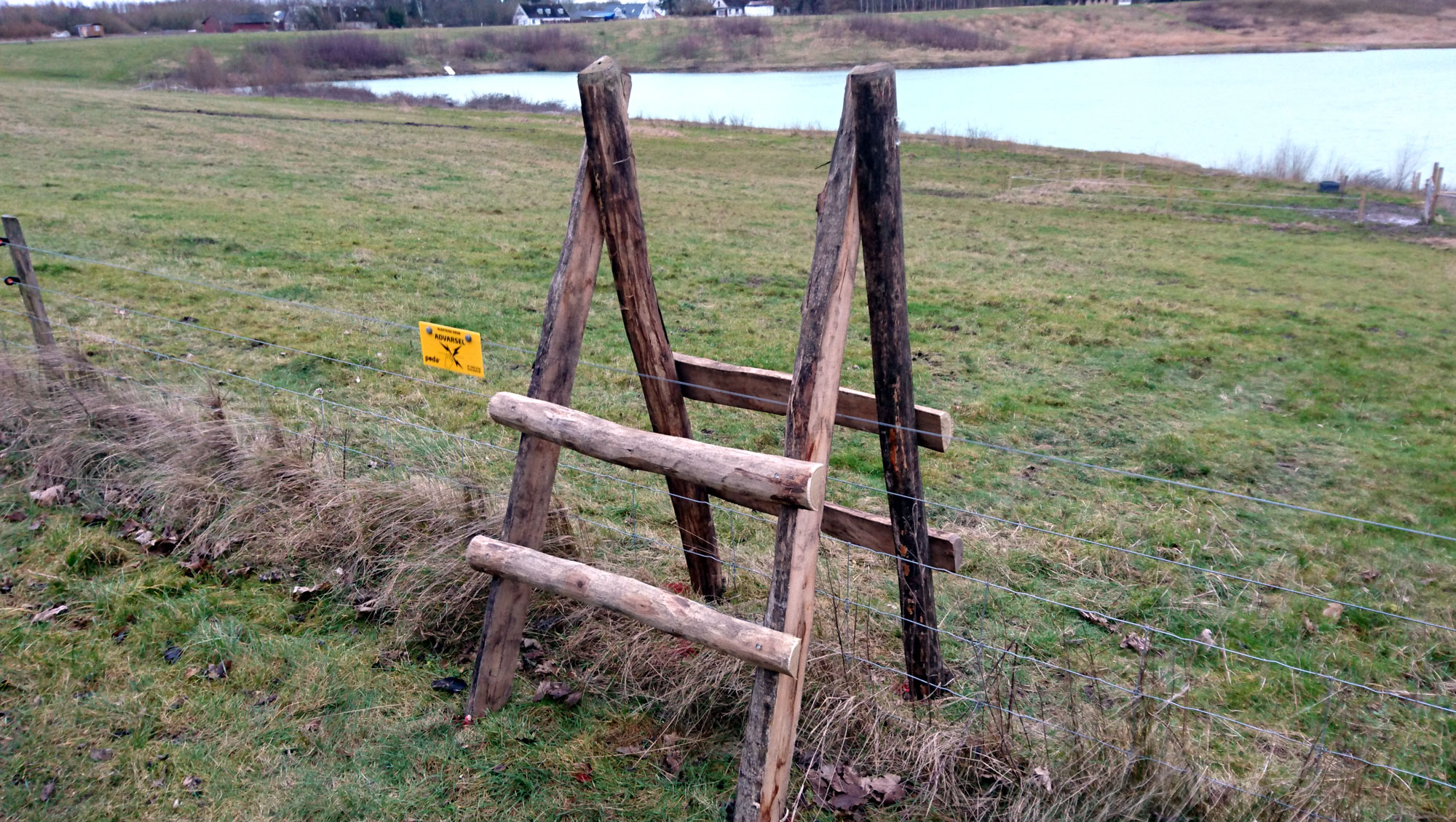 Zaunlinie mit einer Holztreppe, um auf die andere Seite zu gelangen