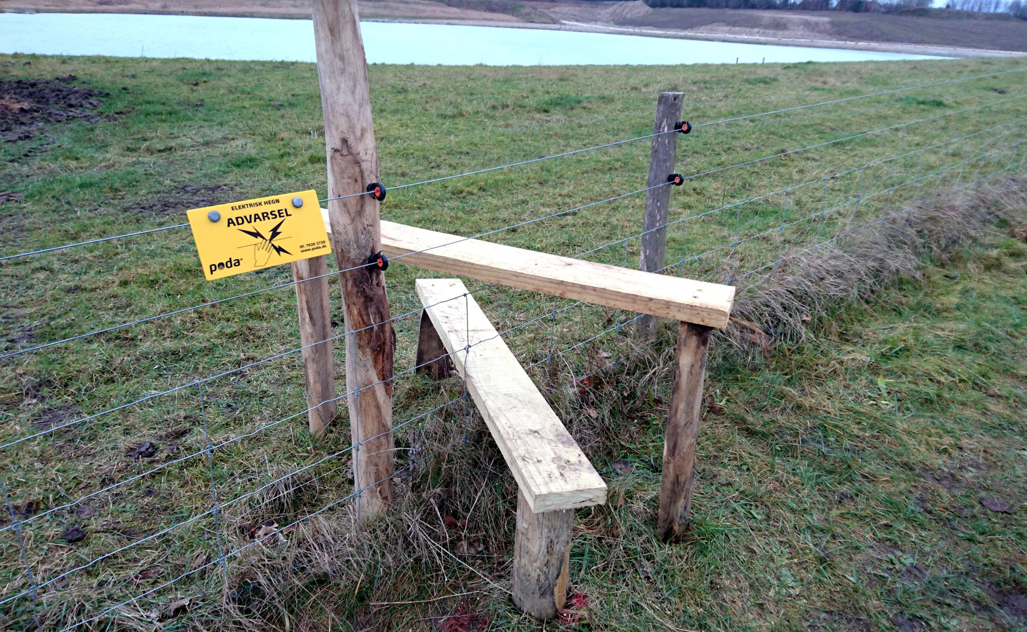 Eine Treppe ermöglicht es, auf die andere Seite eines Elektrozauns zu gelangen.