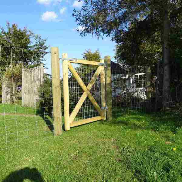 In einem Garten ist ein Country Estate Tor montiert. Im Hintergrund kann man das Haus sehen.